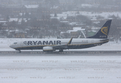 Gdansk, Rebiechowo. Nz. Boeing 737-8AS linii Ryanair.
14.02.2009
fot....