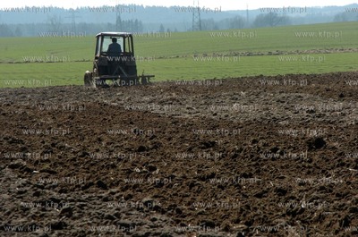 Wiosenne prace polowe w okolicach Slupska.
21.04.2009...