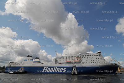 Gdynia. Do nabrzeza w Baltyckim Terminalu Kontenerowym...
