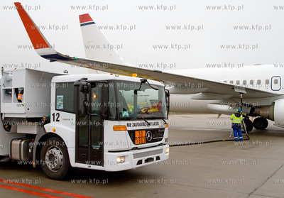 Gdansk, Rebiechowo. Nz. Tankowanie przez LOTOS Boeinga...