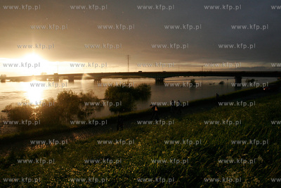 Wzebrana Wisla w miejscowosci Dworz. 24.05.2010 fot....