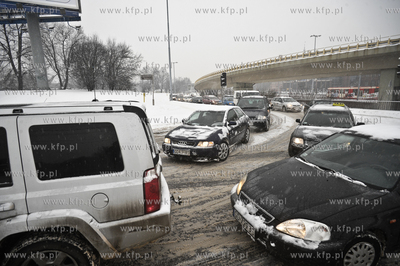 Obfite opady sniegu sparalizowaly Gdansk. Korki na...