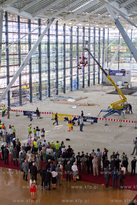 Uroczystosc zawieszenia wiechy nad nowo budowanym terminalem...