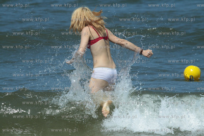 Wakacyjny wypoczynek na plazy w Kolobrzegu.
07.07.2011
fot....