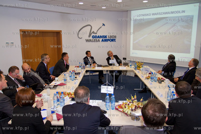 W Gdanskim Porcie Lotniczym im. Lecha Walesy Minister...