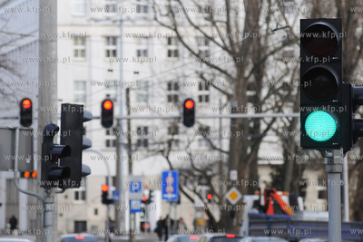 Gdynia, ul. Swietojanska. Sygnalizacja swietlna w okolicy...