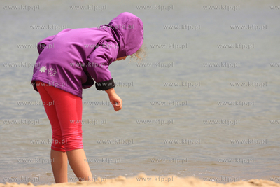 Deszczowe lato na plazy w Jelitkowie nie pozwala turystom...