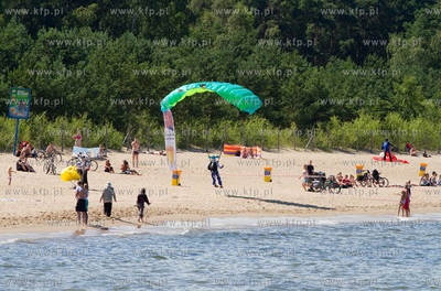 Sloneczna letnia pogoda sprzyjala wypoczynkowi na plazy...