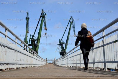Gdansk. Dzwigi Stoczn Gdanskiej i kladka dla pieszych...