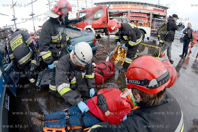 Gdynia. Molo Poludniowe. Pokaz ratownictwa medycznego...