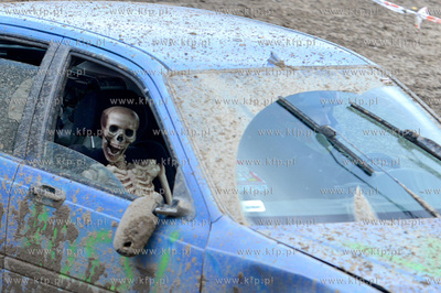 ZYWE TRUPY GRASOWAŁY W KOLIBKACH. Kolejna 14. juz...