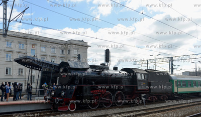 Przejazd pociagiem specjalnym, ciagnietym przez parowoz...