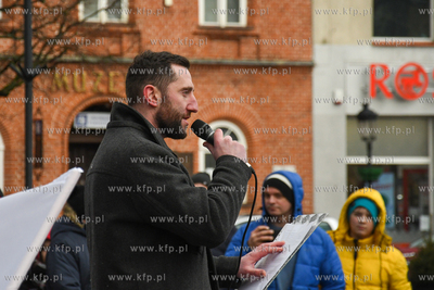 Około setki przeciwników szczepień i obostrzeń...