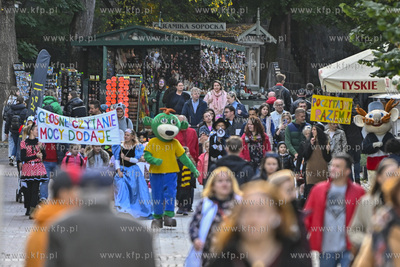 Sopot. Ulica Bohaterow Monte Cassino i Muszla Koncertowa....