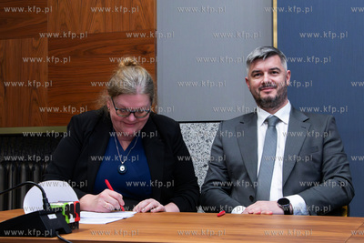 Podpisanie umowy na przebudowę wiaduktu nad linią...