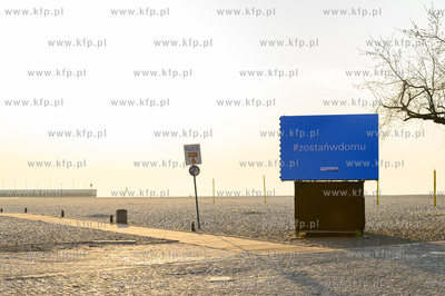 Gdynia. Plac przed plażą miejską. Nz. mobilna elektroniczna...