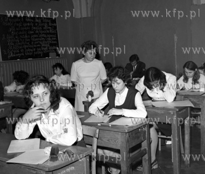 Egzamin maturalny w VI LO w Gdansku. 3maj1973_z.kosycarz_p28...