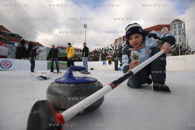 Sopot. W ostatni dzien slizgawni na molo, Sopot Curling...