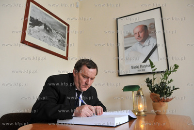 Gdansk. W biurze poselskim Macieja Plazynskiego zostala...