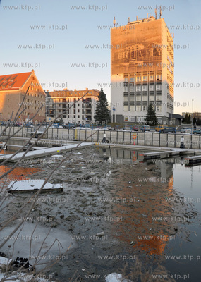 Plywajacy smietnik na Motławie przy marinie na ul.Szafarnia...