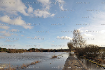 Wezbrane wody rzeki Radunia spowodowaly podtopienia...