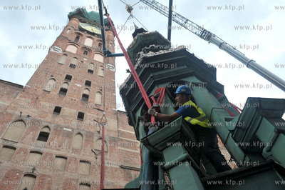 Po zdemontowaniu szczytowej czesci helmu wiezy Ratusza...
