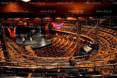 Statek wycieczkowy Costa Pacifica plywajacy pod wloska...