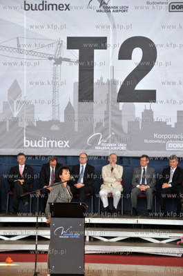 Uroczystosc zawieszenia wiechy nad nowo budowanym terminalem...