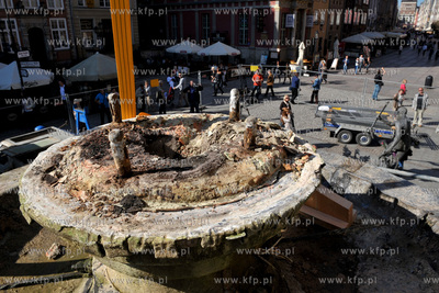 Gdansk. Demontaz figury Neptuna z fontanny na Dlugim...