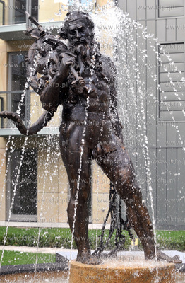 Fontanna Neptuna na dziedzincu Kwartalu Kamienic -...