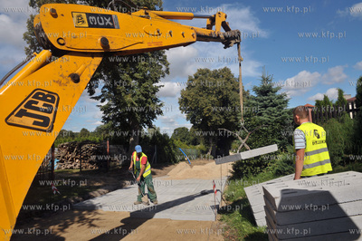 Wies Sulmin na Kaszubach w gmienie Zukowo. Budowa wiejskiej...