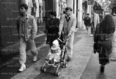 Gdynia, ul. Swietojanska. 4.10.1992 1pazdziernik92_m.kosycarz_p8...