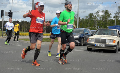 Zawodnicy na trasie I PZU Gdansk Maraton.Skrzyzowanie...