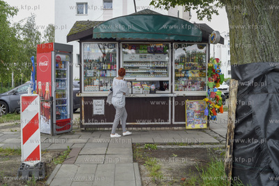Gdańsk Brzeźno.  Kiosk z prasą, papierosami na rogu...