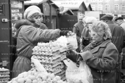 Targowisko przy Hali Tragowej w Gdańsku. 25.01.1993...