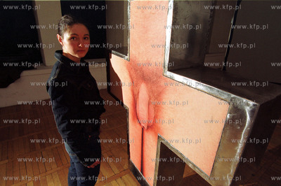 Dorota Nieznalska i jej kontrowersyjna rzezba w galerii...