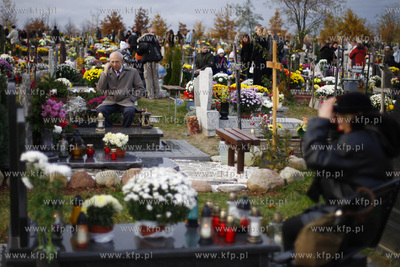 Gdansk. Swieto Zmarlych. Cmentarz lostowicki. 01.11.2008...