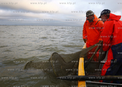 Zalew Wislany. Rybacy z Katow Rybackich Henryk Derkowski...