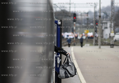 Gdansk. Dworzec Glowny. Protest kolejarzy, ktorzy domagaja...