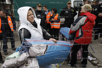 Gdansk. Urzednicy miejscy w asyscie funkcjonariuszy...