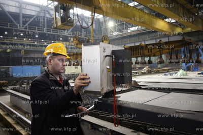 Stocznia Gdansk. Hala K-1. Rozpoczecie ciecia blach...