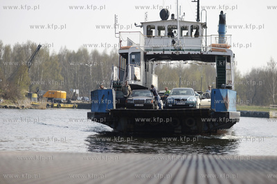 Gdansk. Samochodowa platna przeprawa promowa laczaca...