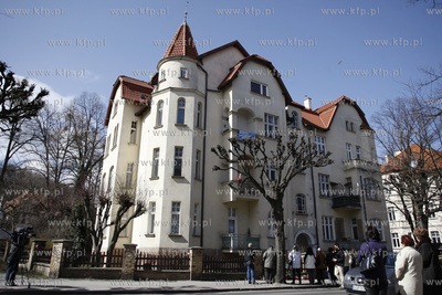 Sopot. Ludzie pala znicze i skladaja wiazanki kwiatow...