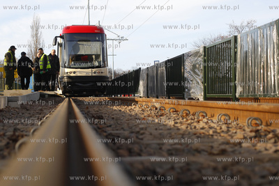 Gdańsk. Próbny przejaz tramwaju po zmodernizowanym...
