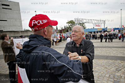 Gdansk. Zlozenie kwiatow pod pomnikiem Poleglych Stoczniowcow...