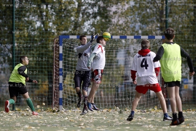 Gdansk Zaspa. Pilkarski turniej dzikich druzyn Do przerwy...
