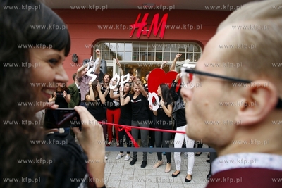 Otwarcie sklepow H&M i Rossmann na ul. Bohaterow Monte...
