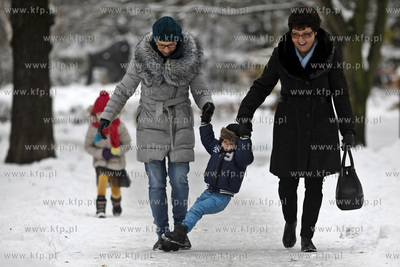 Sopot. Turystki ze Szczecina spaceruja w alejkach polnocnych.....