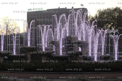 Wersja swiateczna fontanny na Skwerze Kosciuszkiw Gdyni.
12.12.2013
fot....