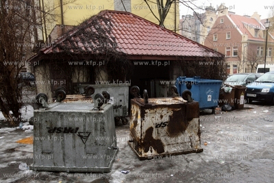 Wiata smietnikowa na podworku przy Ogarnej w Gdansku.
11.02.2014
fot....